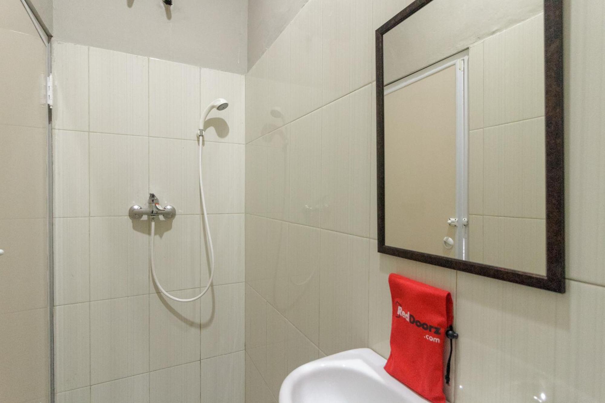 Reddoorz Near Puri Indah Mall Yakarta Exterior foto