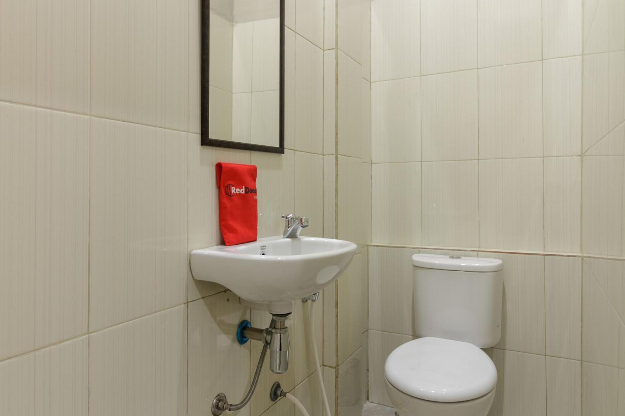 Reddoorz Near Puri Indah Mall Yakarta Exterior foto