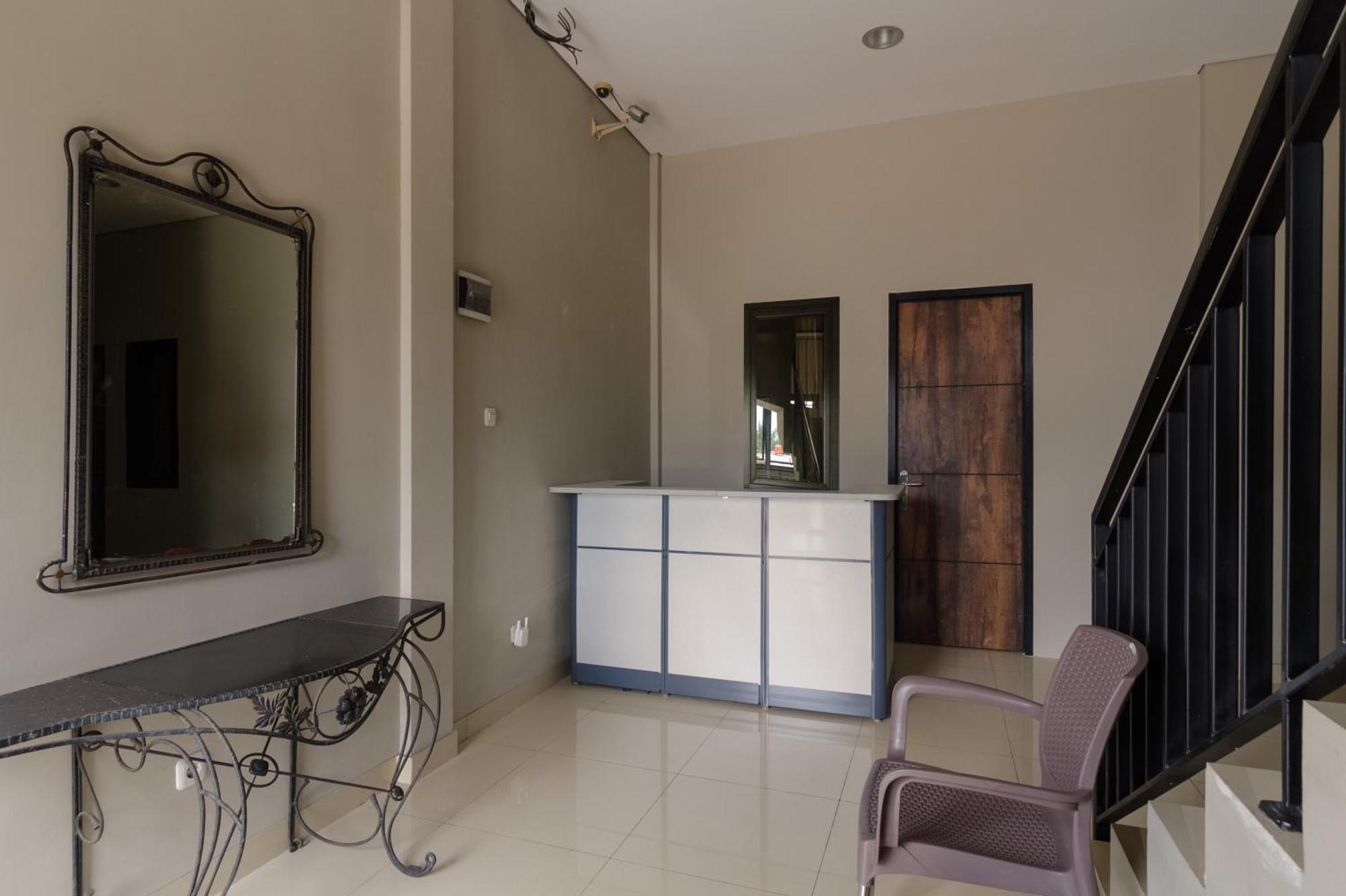Reddoorz Near Puri Indah Mall Yakarta Exterior foto