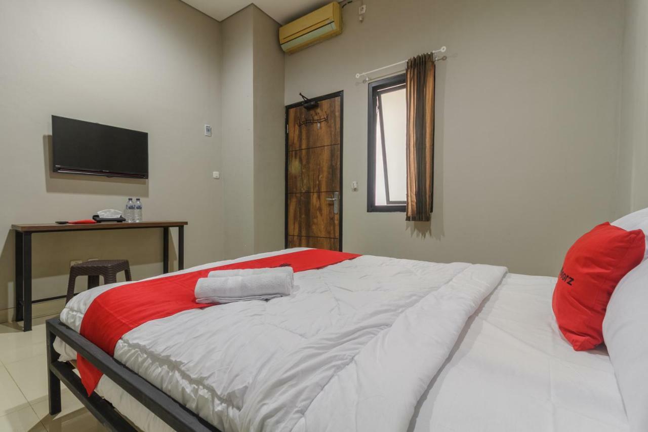 Reddoorz Near Puri Indah Mall Yakarta Exterior foto