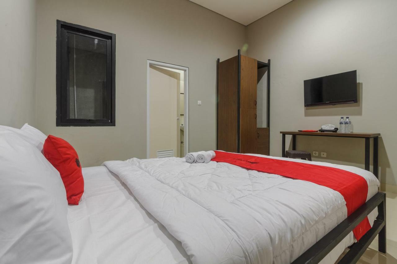 Reddoorz Near Puri Indah Mall Yakarta Exterior foto